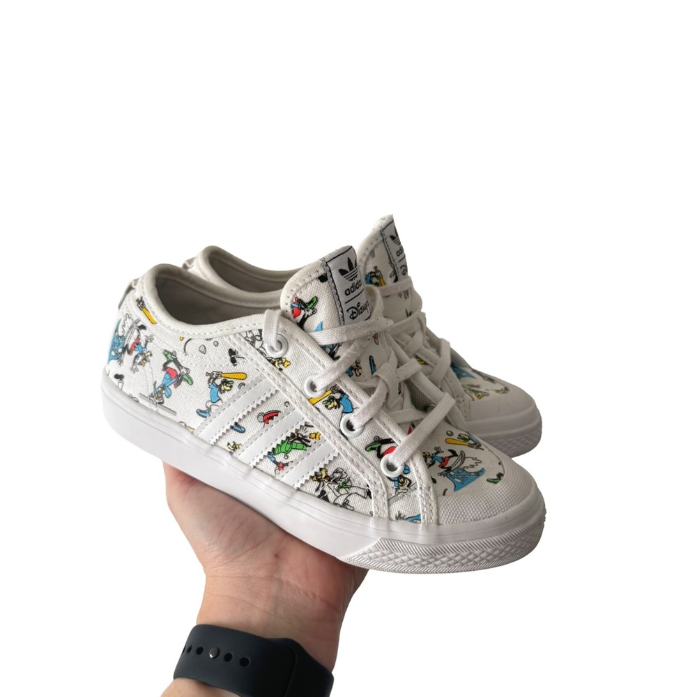 ADIDAS x DISNEY Nizza Goofy White Canvas
Low Top Sneakers